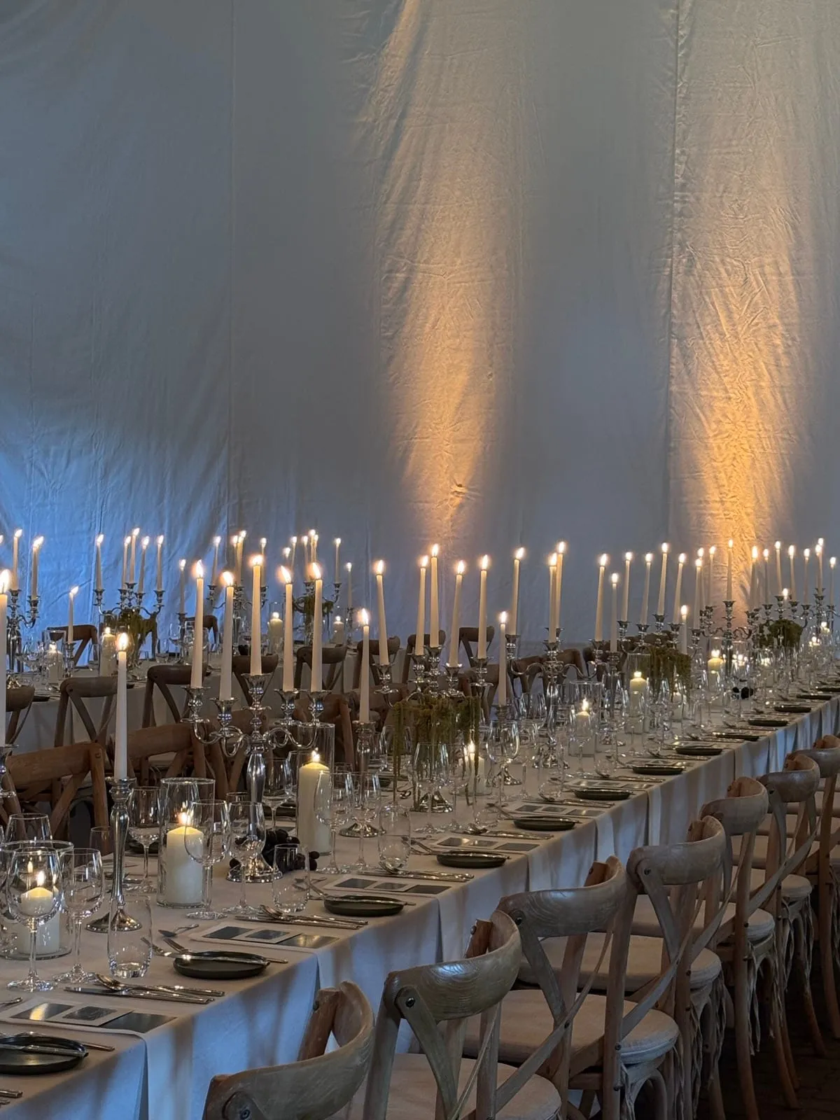 Die Tafel — Kerzenlicht vor weichem Stoff