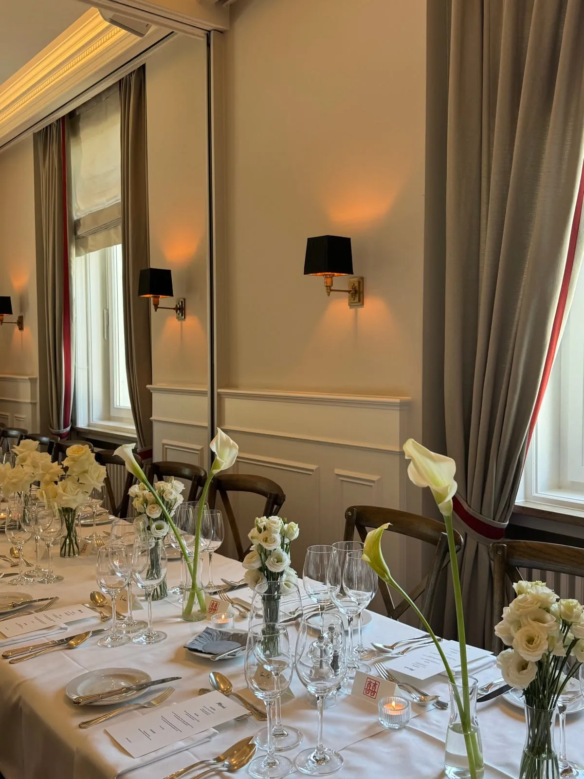 Die Tafel — weiße Rosen und Calla im Salon