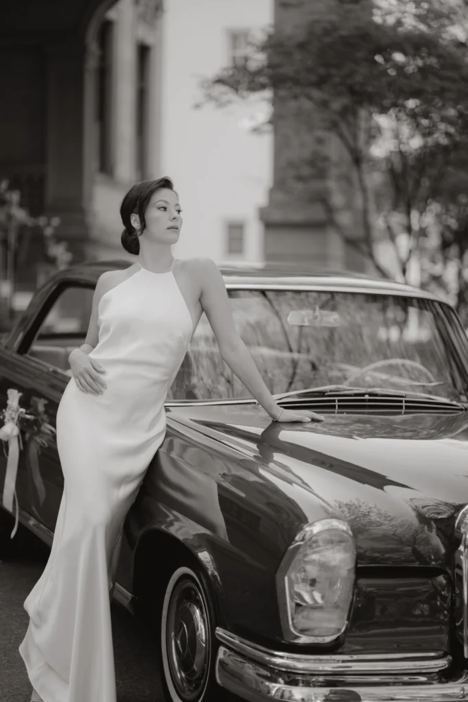 Stilvolle Braut bei einer eleganten Hochzeit im Editorial-Stil